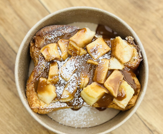 Pain perdu aux pommes, sauce caramel